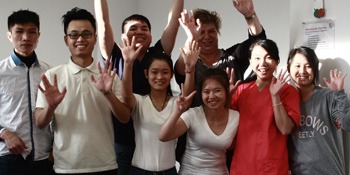 Gruppe vietnamesischer Auszubildender in der Berufsfachschule für Altenpflege.