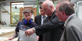 2009 - Besuch des Staatsministers Thomas Jurk - Vorstellung der QAB - Maßnahme Tischler.