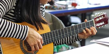 Erzieherin in der Ausbildung, hier Gitarrenunterricht an der Elsa-Brändström-Schule für Sozialwesen.